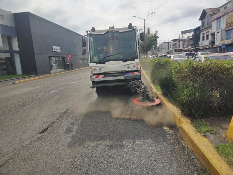 Gobierno de Morelia refuerza limpieza con barrido mecánico en Avenida Madero Poniente