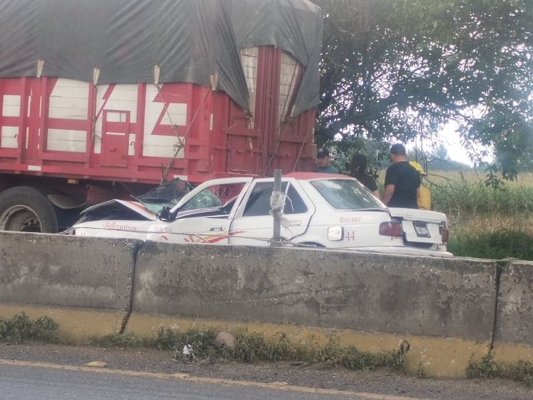 Choque de taxi contra camión de carga deja un herido en la Morelia-Salamanca