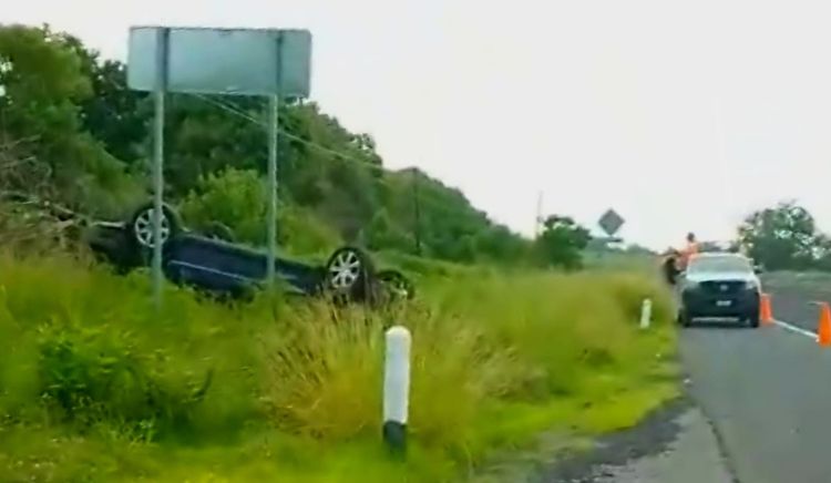 Un herido tras volcar en la carretera Apatzingán – Cuatro Caminos