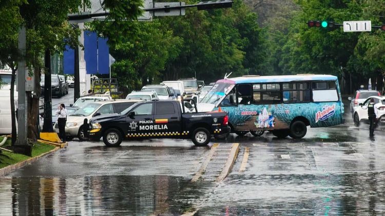 Fuerte lluvia genera encharcamientos esta tarde en algunas vialidades de Morelia