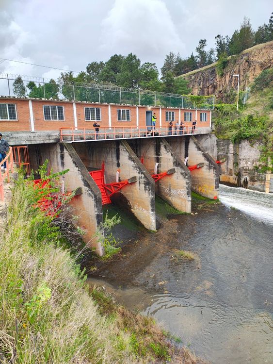 Conagua aumenta desfogue controlado de la presa de Cointzio