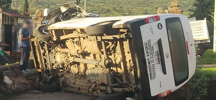 Choca vehículo de transporte de personal contra objeto fijo y vuelca, en Tacícuaro 