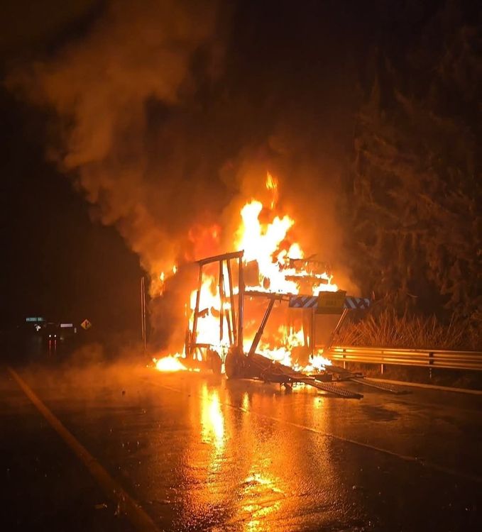 Sin lesionados tras incendio de camión nodriza en la Siglo XXI; las llamas consumieron vehículos nuevos
