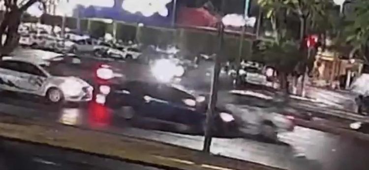 Se registra choque entre 2 autos en la avenida Camelinas, frente a Plaza Escala Morelia 