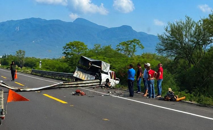 Dos personas mueren y siete más resultan heridas tras accidente en la Autopista Siglo XXI