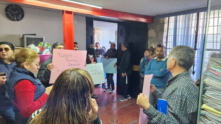 Colonos se manifiestan, y exigen se regularice el abastecimiento de agua en la zona de Santa María