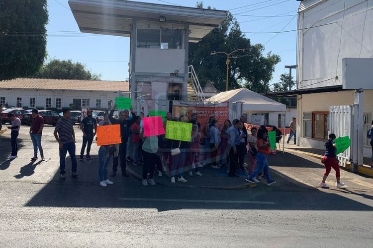 Padres de familia de la primaria Lázaro Cárdenas protestan en Uruapan; exigen seguridad