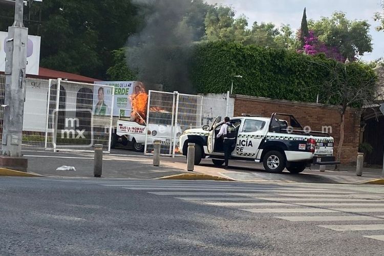 Arde vehículo de perifoneo asignado a Ernesto Núñez del PVEM