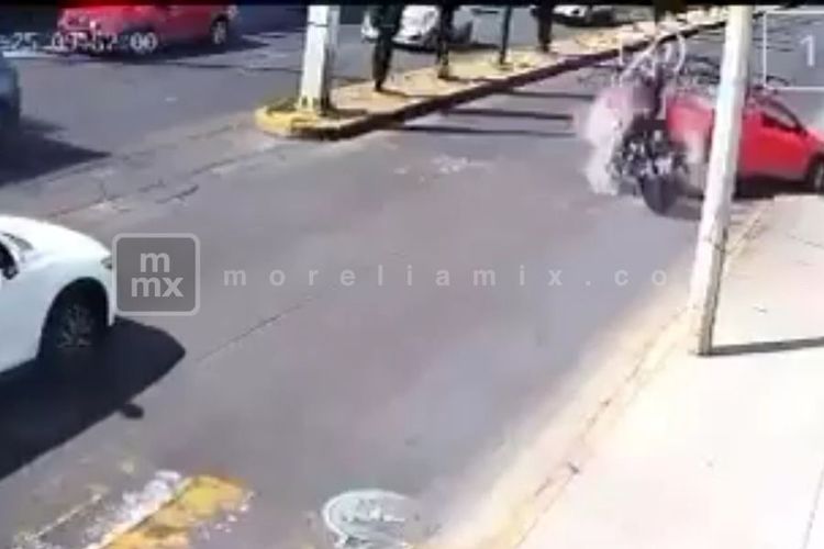 Motociclista queda herido al chocar contra camioneta en Av. Periodismo 