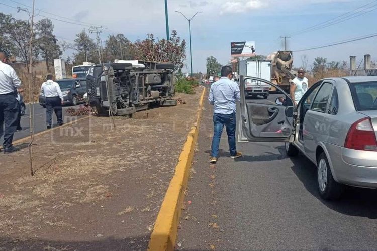 Auto y camioneta protagonizan choque en la Avenida Madero Poniente de Morelia 