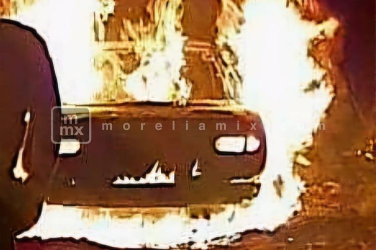 Abandonan cadaver en cajuela de auto incendiado al Oriente Morelia