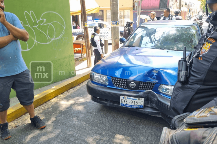 Delincuente choca auto robado y huye, en Morelia