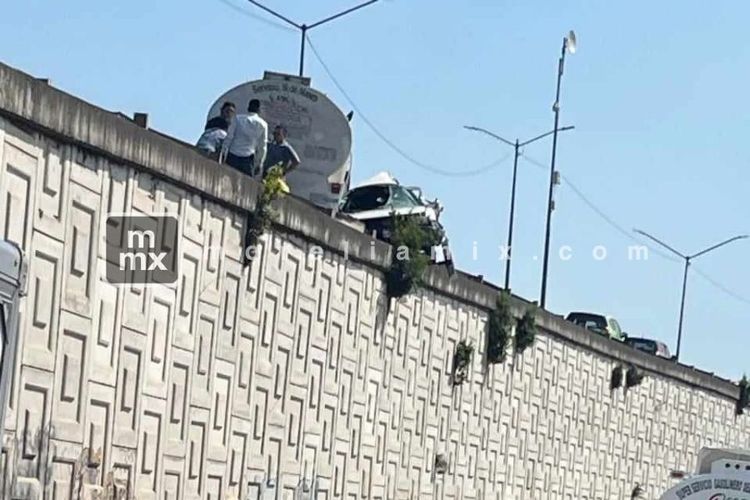 Se registra choque entre auto y camión pipa en puente de Calzada La Huerta, salida a Pátzcuaro 