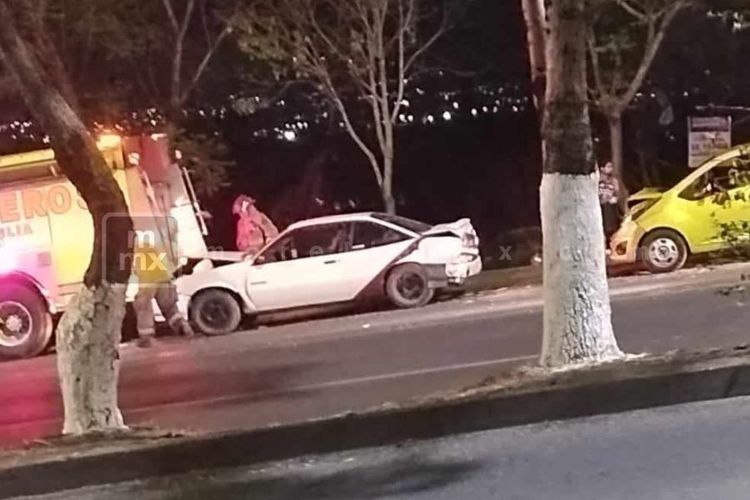 Automovilista choca contra camión de bomberos en Morelia y se genera una segunda colisión 