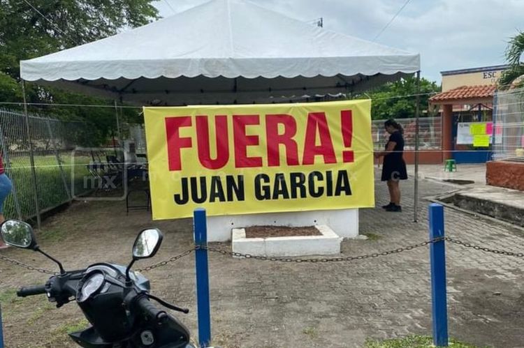Secundaria Técnica 8 de Coahuayana sin clases, padres de familia denuncian irregularidades