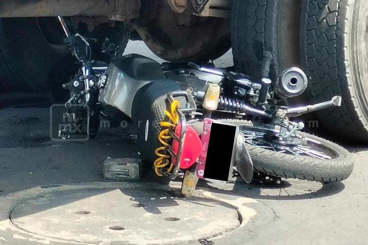 Adolescente motociclista es atropellado por camión pipa en Morelia 